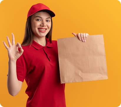 Entregadora sorrindo com uma sacola de pedidos